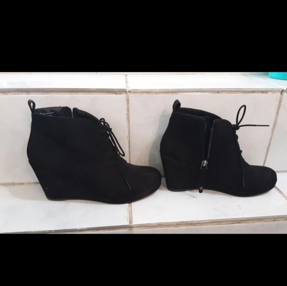 Size 7.5 black wedges - Picture 2 of 3